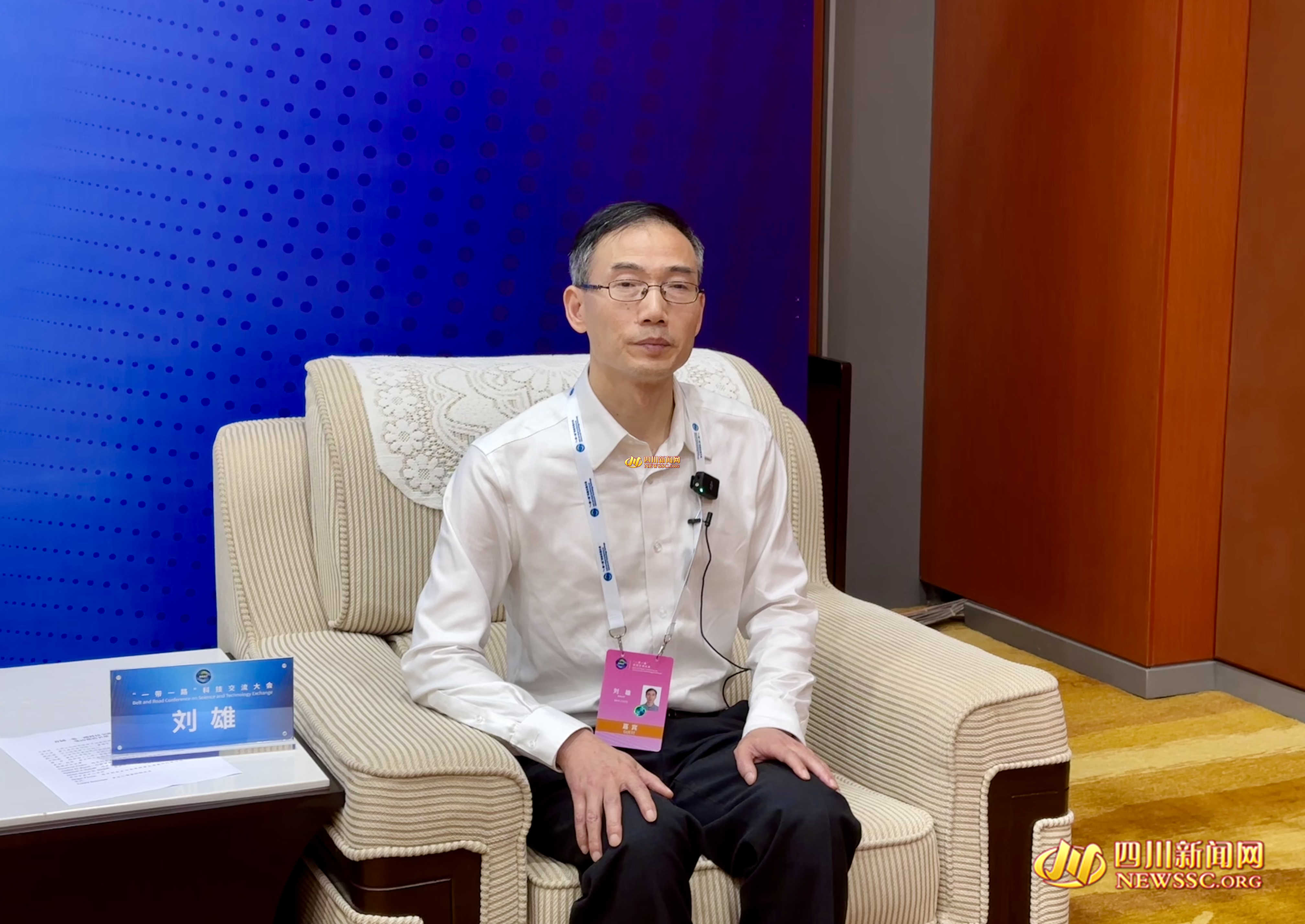 刘雄老师接受采访.jpg